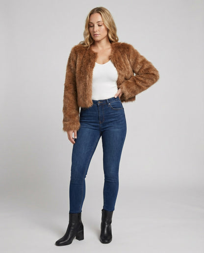 Veste courte femme duveteuse vue de dos