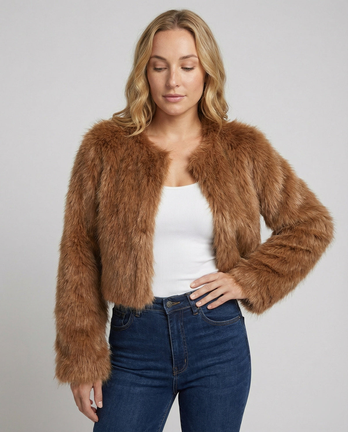 Veste courte duveteuse pour femme présentée de face