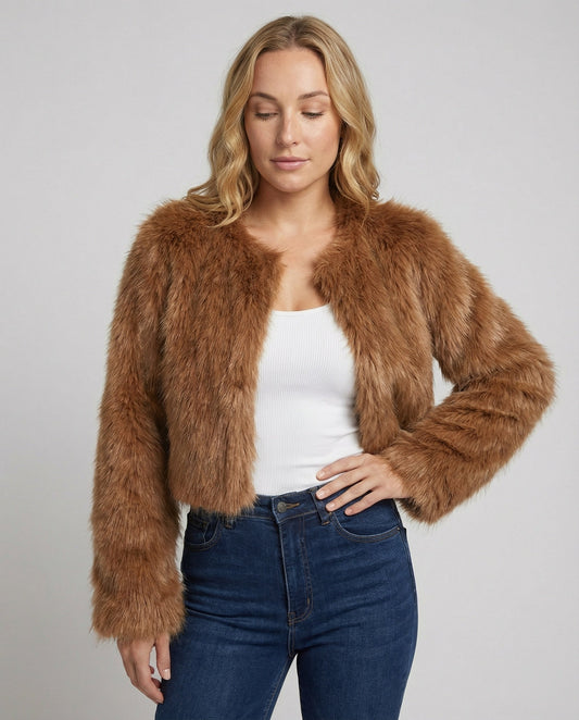Veste courte duveteuse pour femme présentée de face