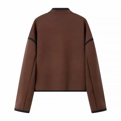 Détail des boutons élégants de la veste courte