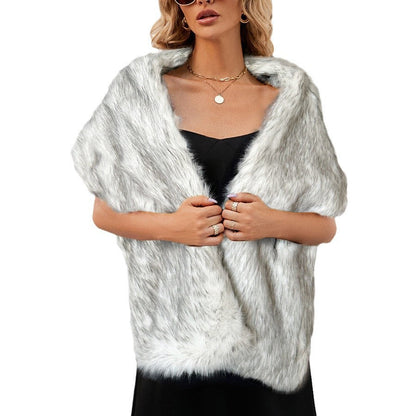 Écharpe femme en fausse fourrure présentée comme accessoire de mode