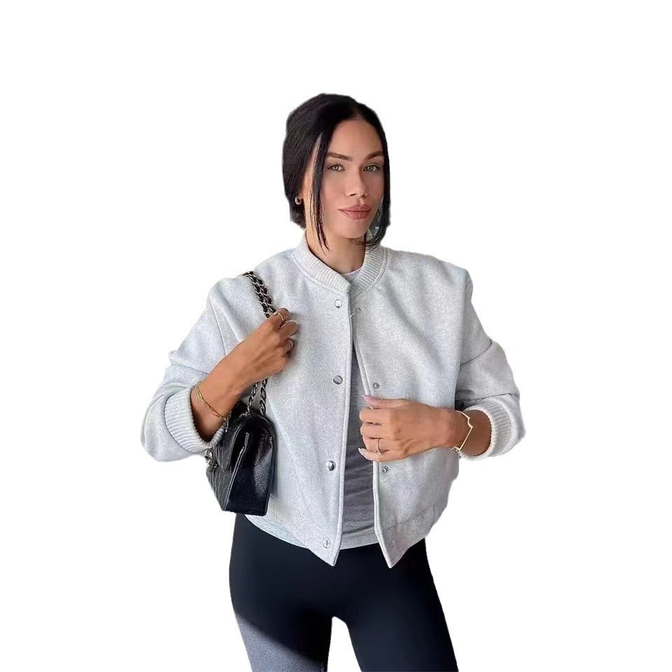 Détail de la fermeture à boutons-pression sur la veste