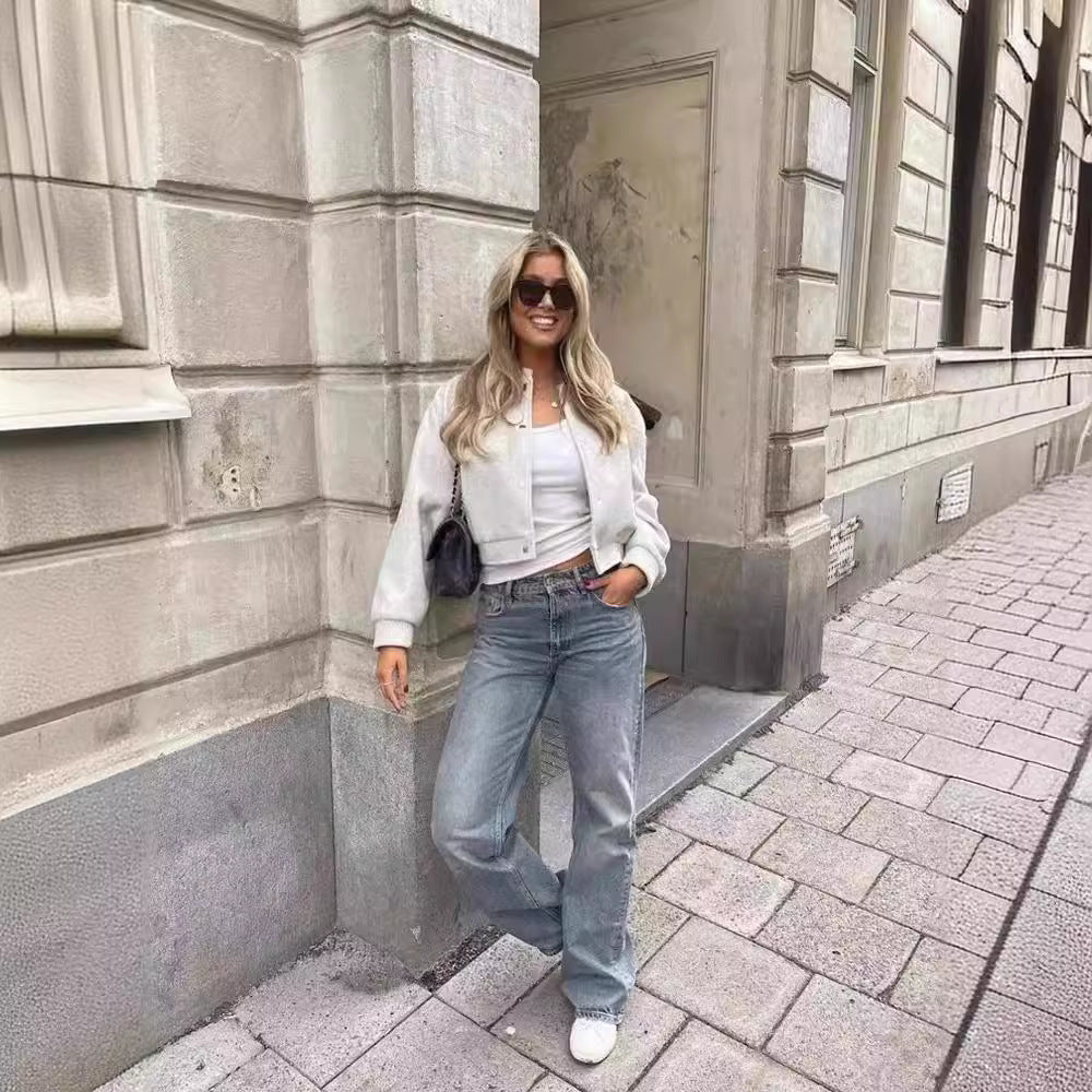 Vue de face d’une veste courte pour femme à col montant