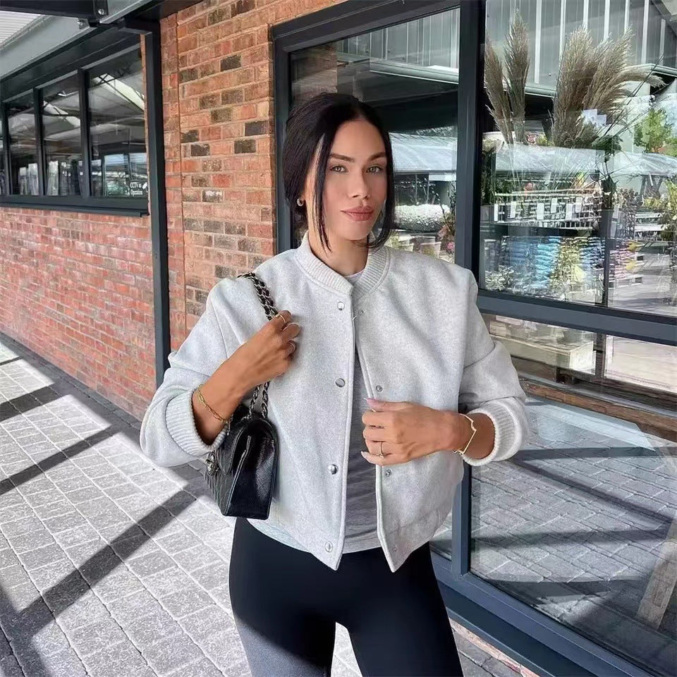 Veste courte femme présentée de profil avec sa coupe moderne