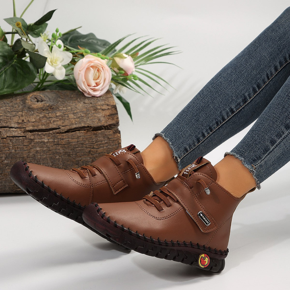 Vue arrière des bottines femme à scratch