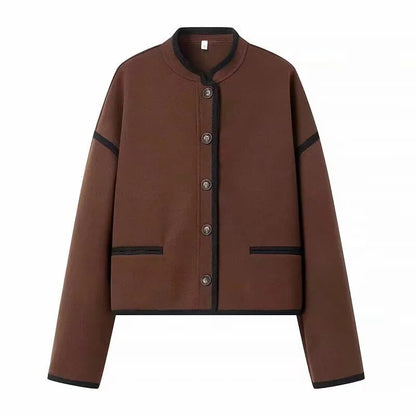 Veste courte femme portée avec une tenue citadine