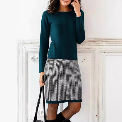 Robe pull à motif chevron présentée de profil