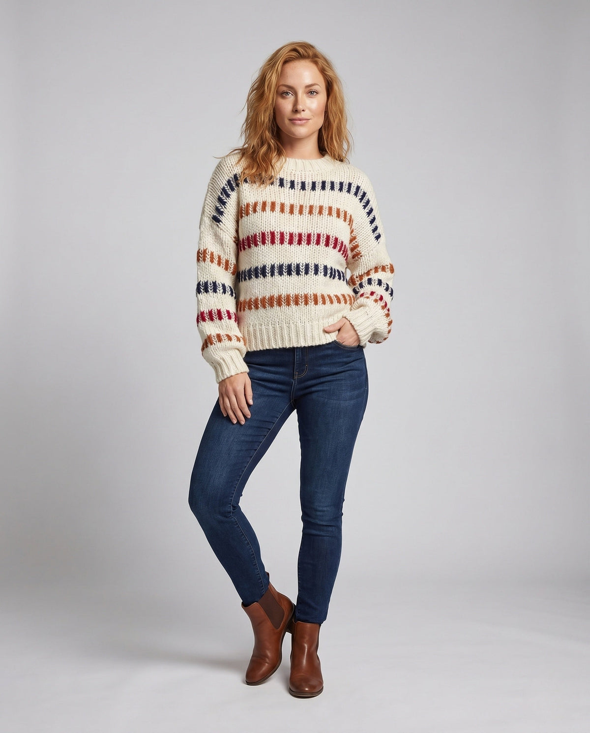 Pull femme tricoté à rayures multicolores présenté de face