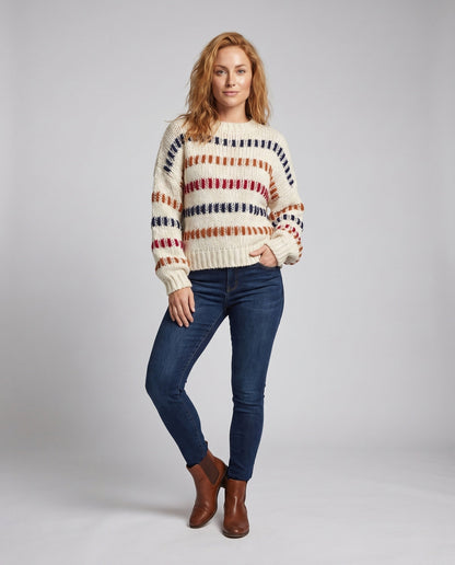 Pull femme tricoté à rayures multicolores présenté de face
