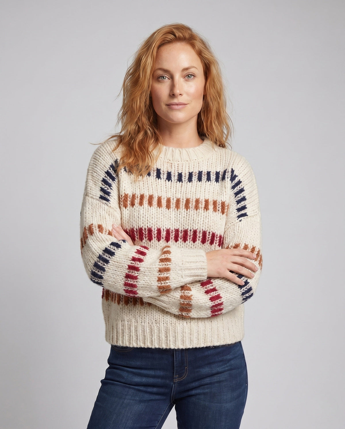 Détail du tricot et des rayures multicolores du pull femme