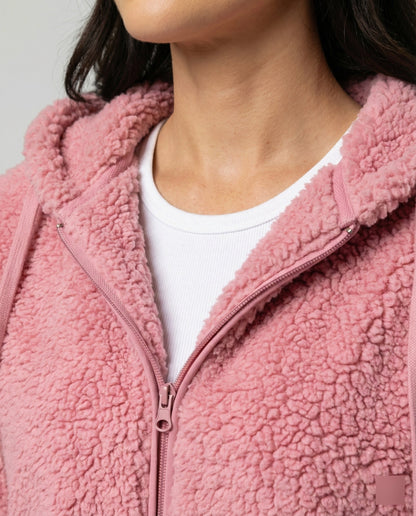 Vue de dos d’une veste polaire teddy longue pour femme