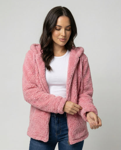Veste polaire teddy longue pour femme présentée sur un visuel produit
