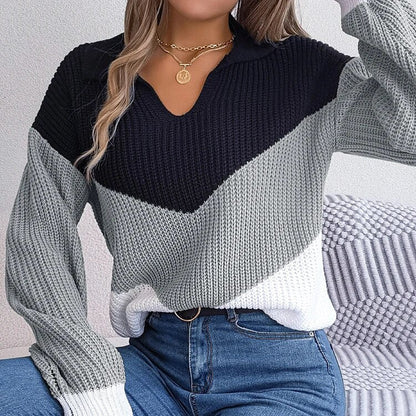 Vue rapprochée du col V du pull femme en maille multicolore