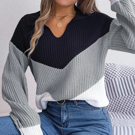 Vue rapprochée du col V du pull femme en maille multicolore