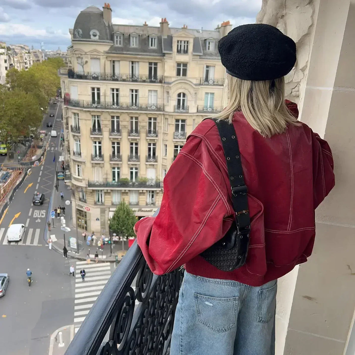 Veste en cuir oversize rouge présentée sur un modèle