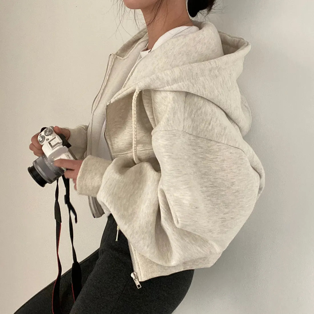Détail de la fermeture zippée sur une veste sweat pour femme