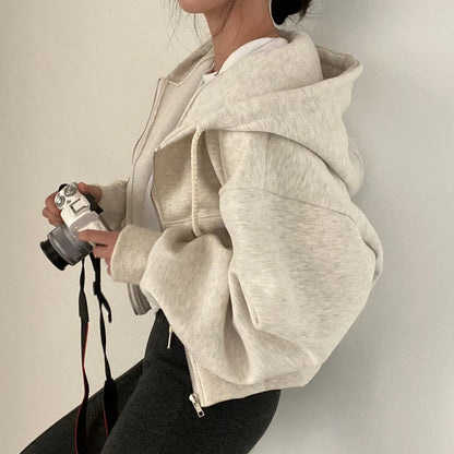 Détail de la fermeture zippée sur une veste sweat pour femme