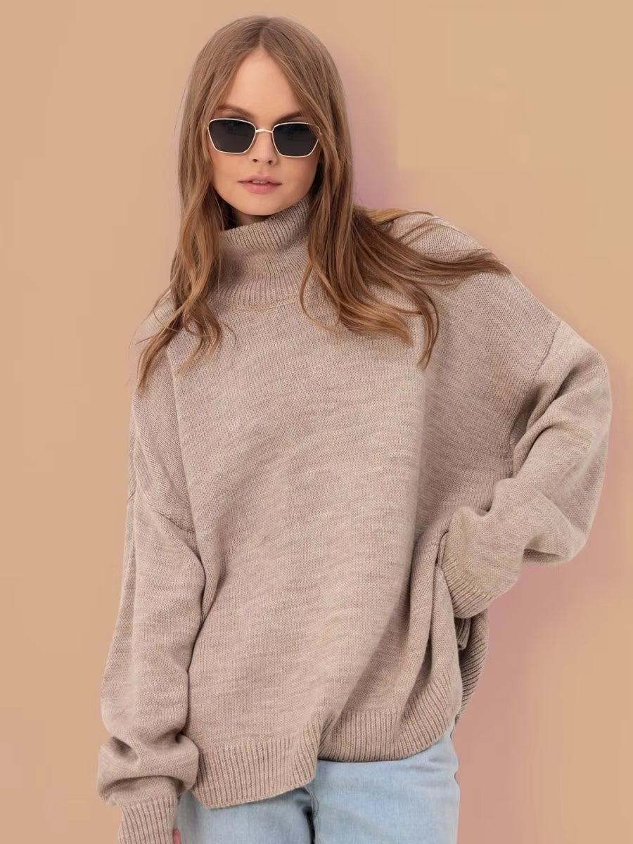 Silhouette féminine portant un pull ample et fendu