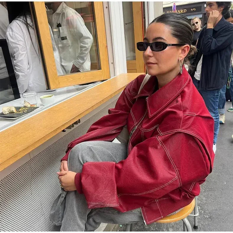 Vue rapprochée de la veste en cuir rouge pour femme