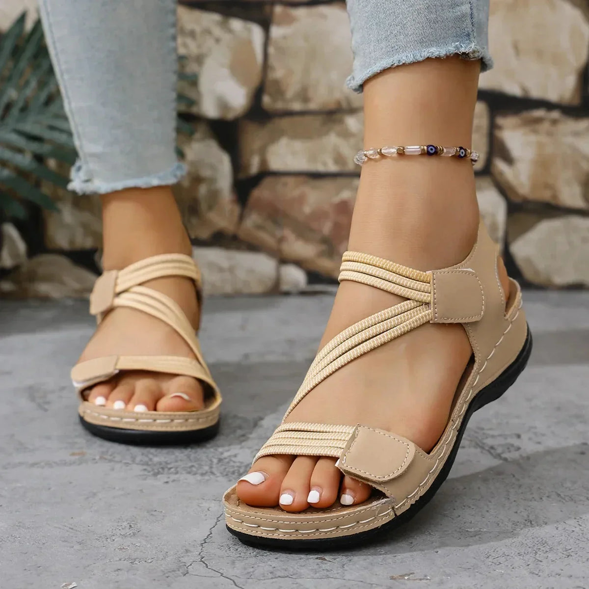 Sandales femme style romain présentées de côté