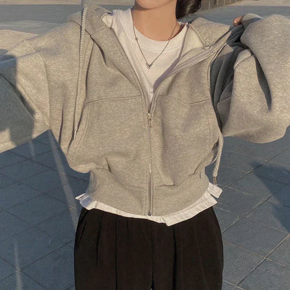 Veste sweat femme à manches longues, portée dans un style quotidien