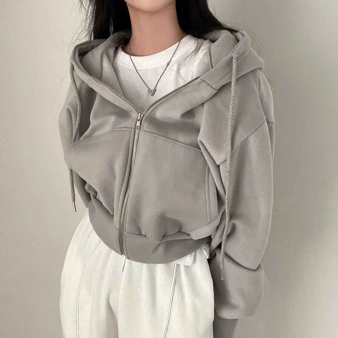 Vue arrière d’une veste sweat femme zippée à coupe ample