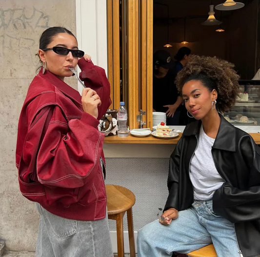 Veste en cuir rouge oversize pour femme, vue de profil