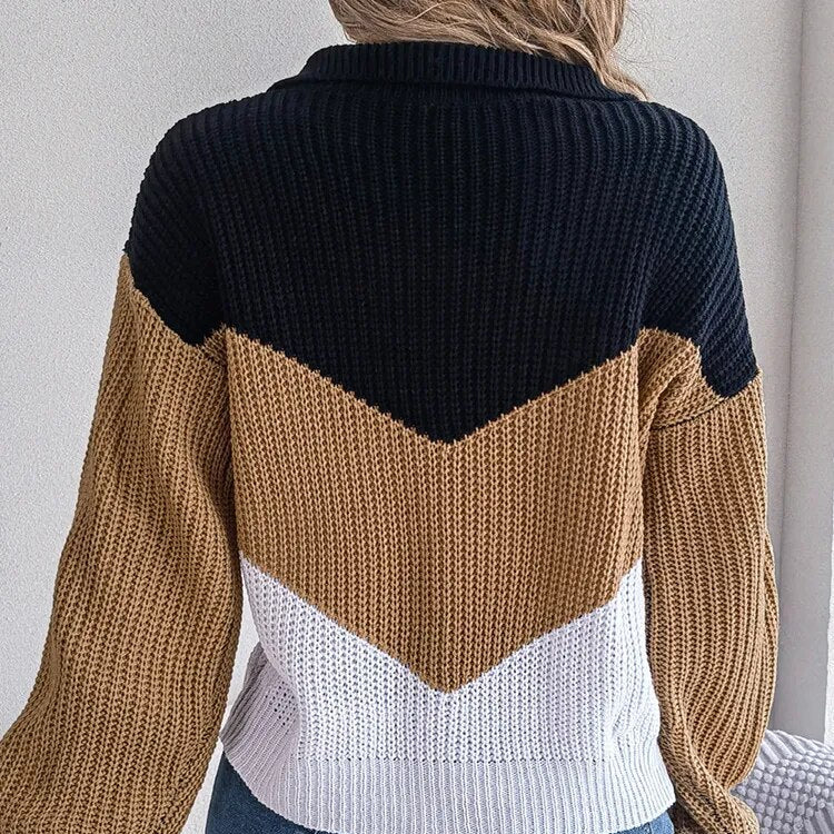 Détail de la maille et des blocs de couleur du pull femme