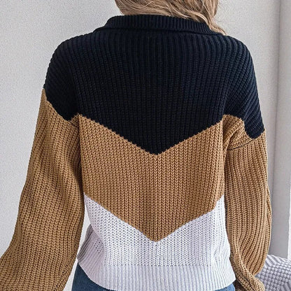 Détail de la maille et des blocs de couleur du pull femme