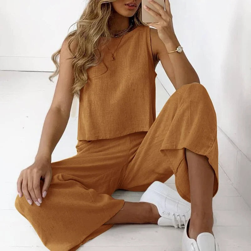 Haut et pantalon assortis formant une tenue élégante pour femme