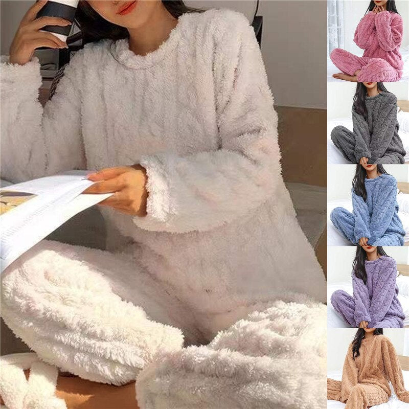 Ensemble pyjama femme composé d’un haut et d’un pantalon polaires