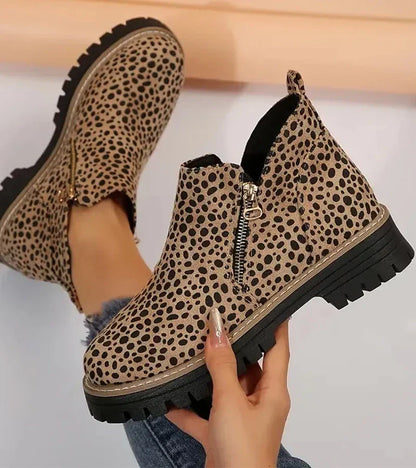 Vue de face des bottines femme à plateforme et bout rond