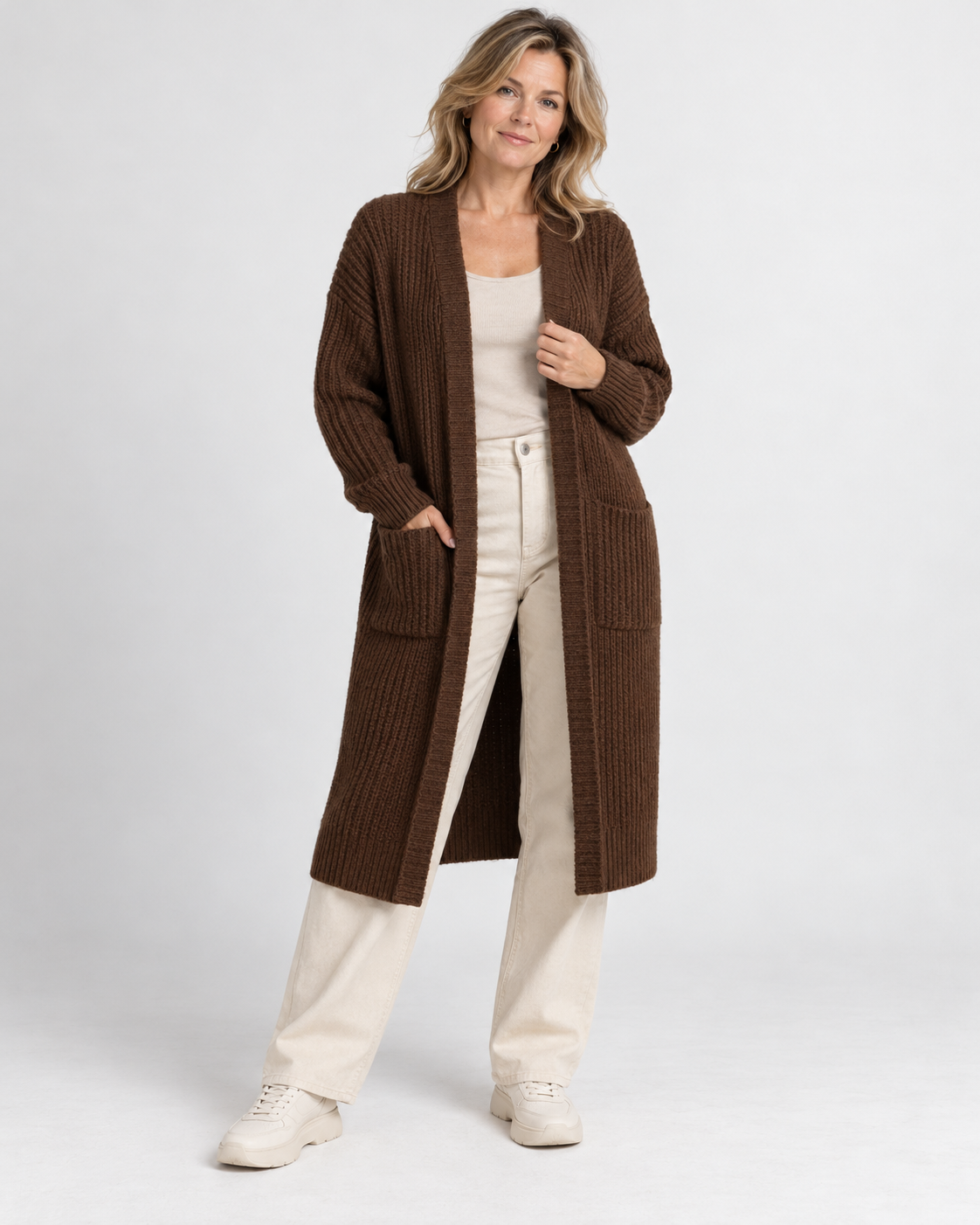 Cardigan long en maille oversize femme présenté de face