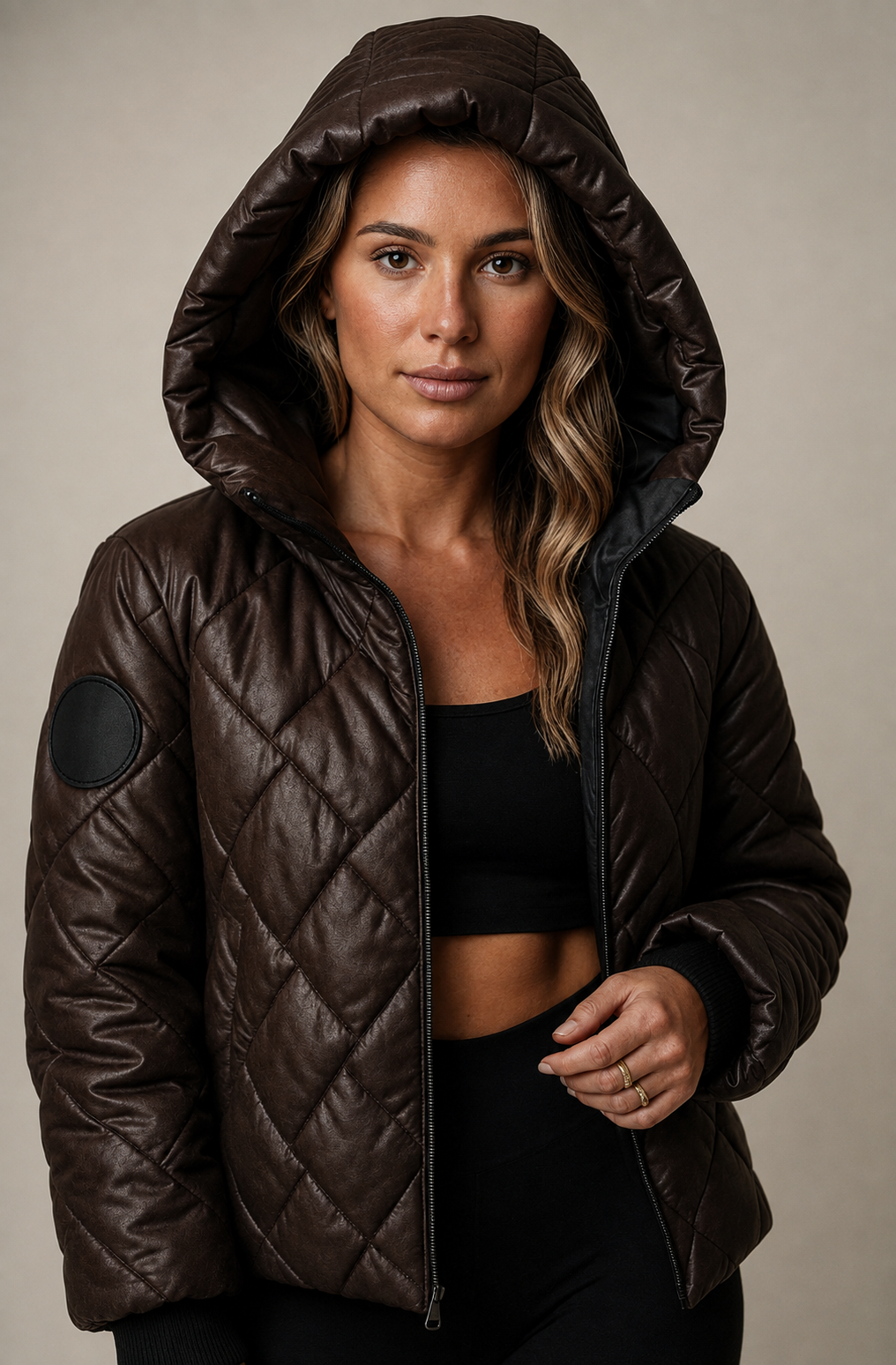 Manteau matelassé femme porté de dos, coupe confortable