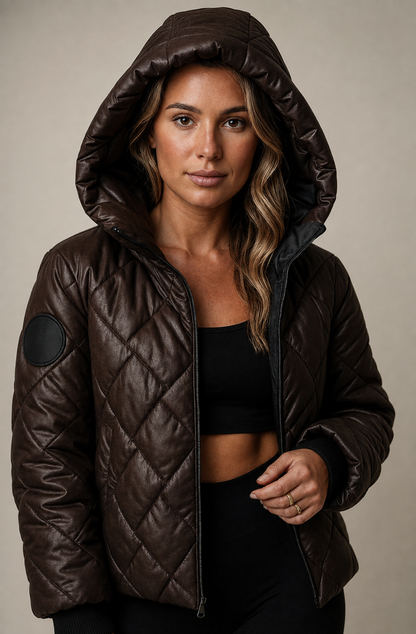 Manteau matelassé femme porté de dos, coupe confortable