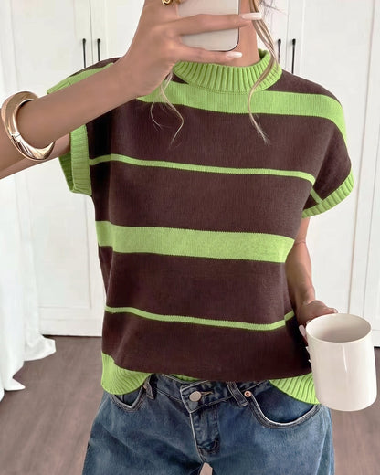 Pull femme rayé porté dans une tenue décontractée