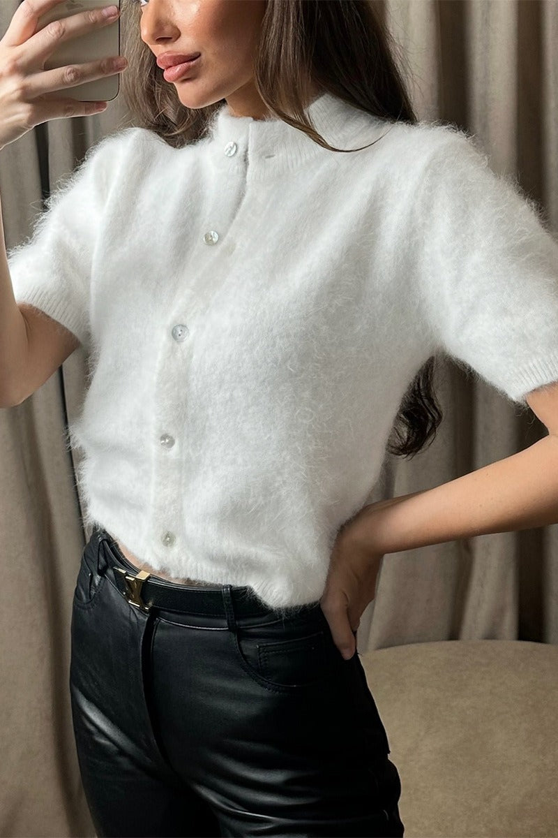 Vue de face du cardigan femme boutonné en maille