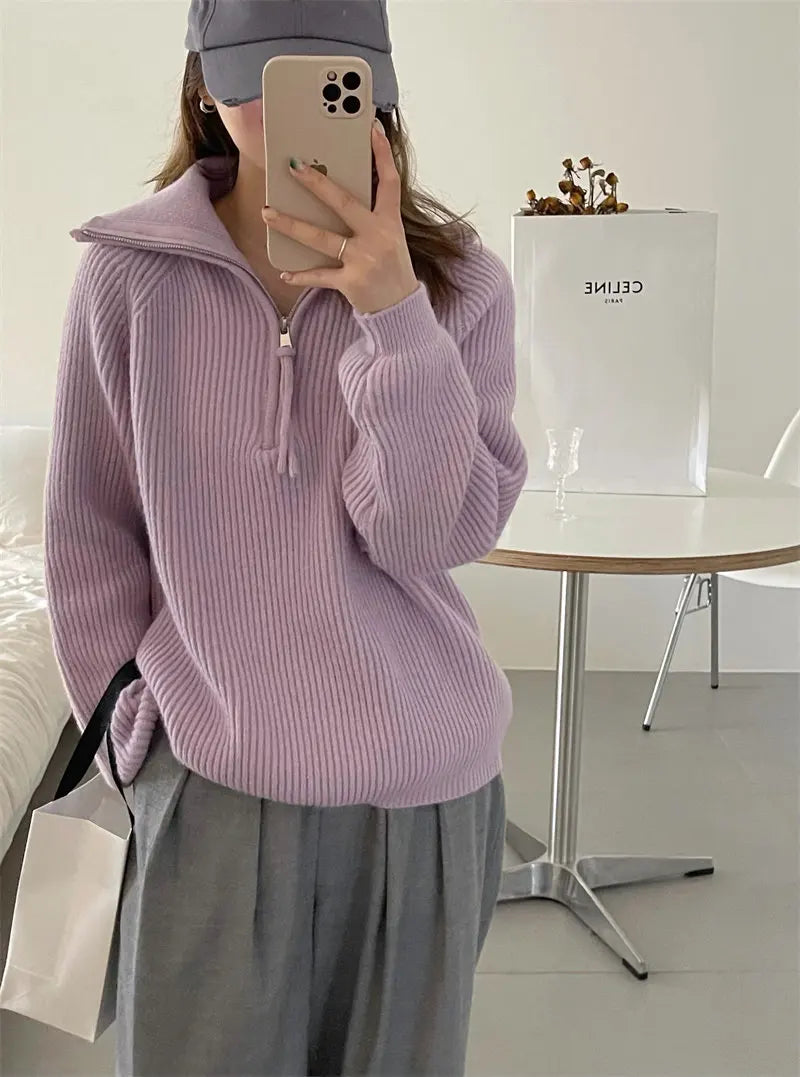 Pull femme confortable en maille douce porté avec une tenue décontractée