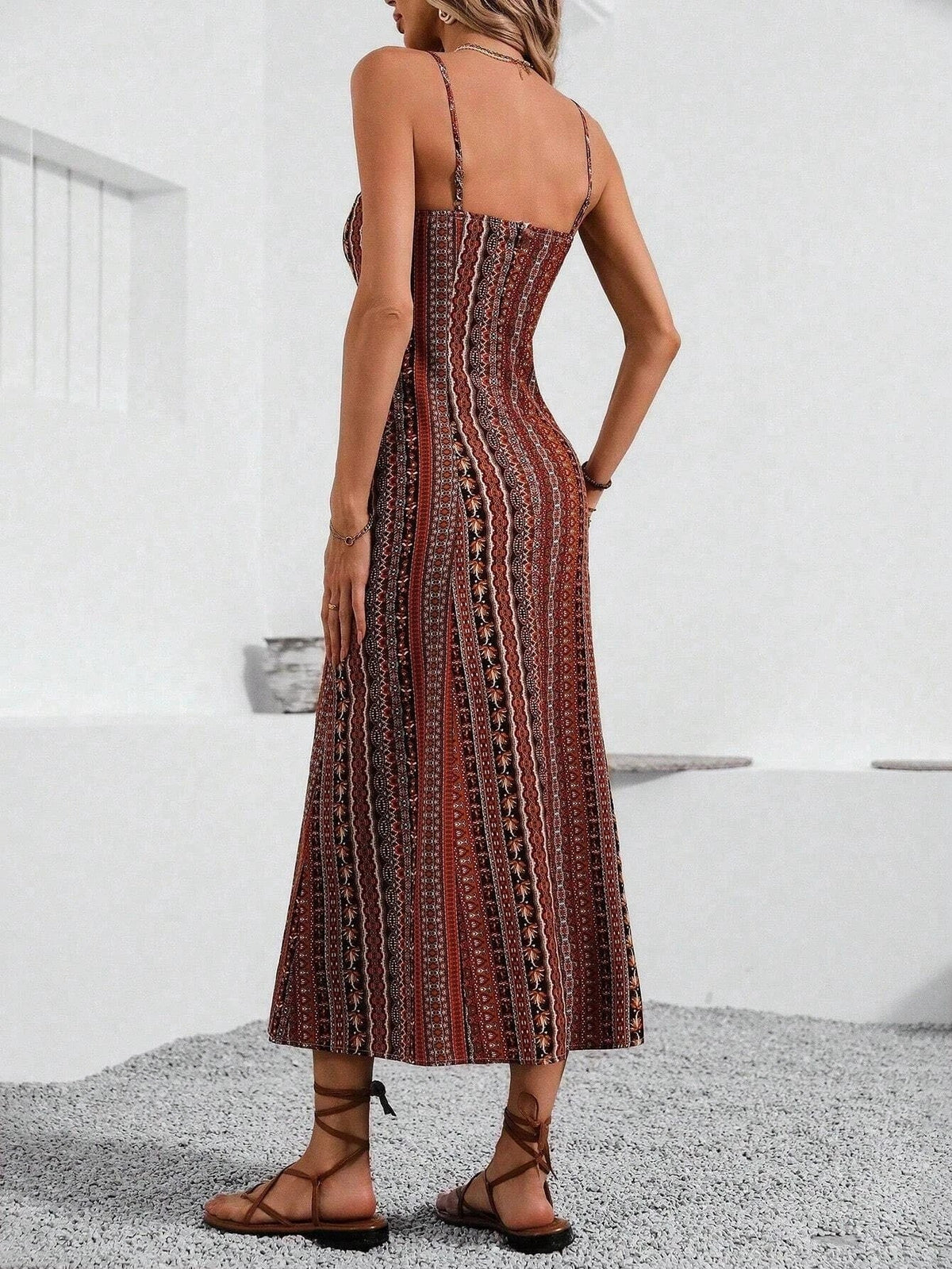 Vue de face d’une robe longue femme à imprimé ethnique