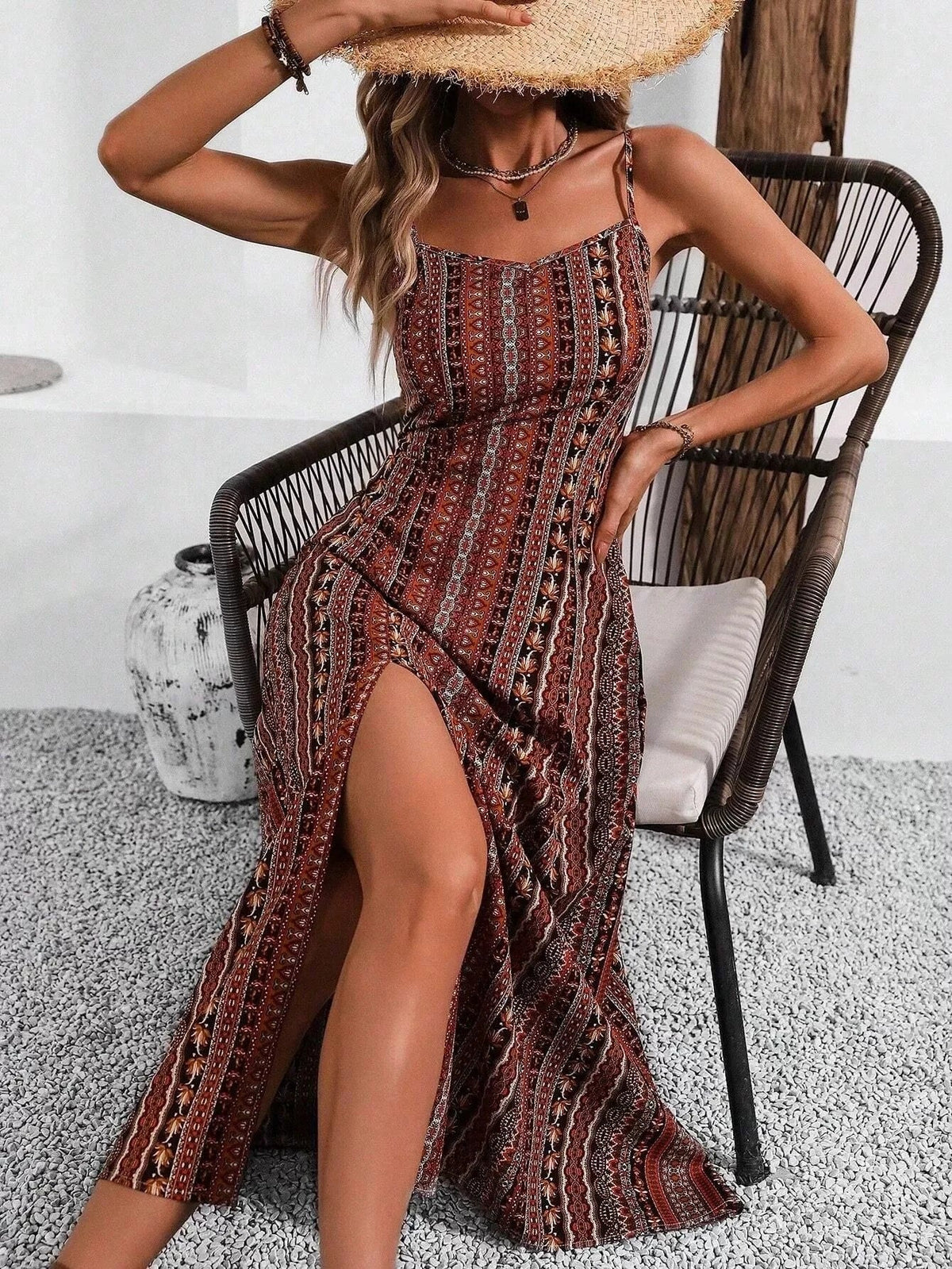 Détail de la fente sur une robe longue femme