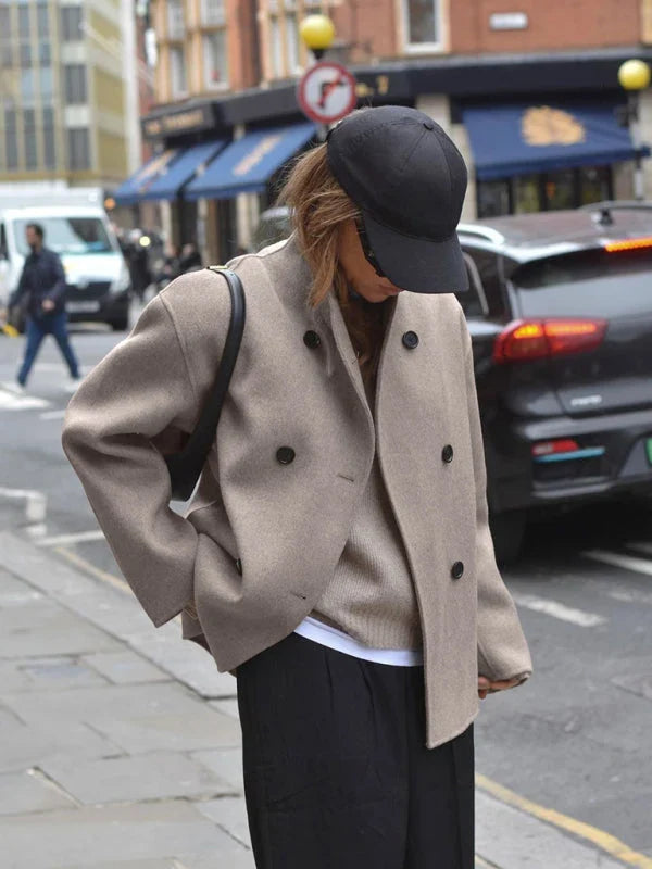 Détail des boutons de la veste tailleur femme croisée