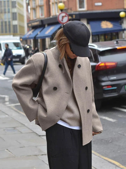 Détail des boutons de la veste tailleur femme croisée