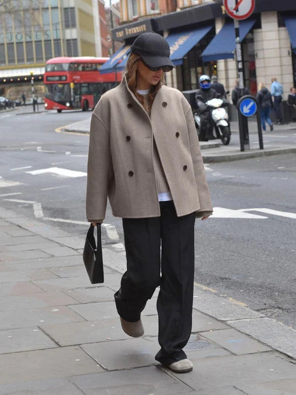 Silhouette portée avec une veste femme élégante et structurée