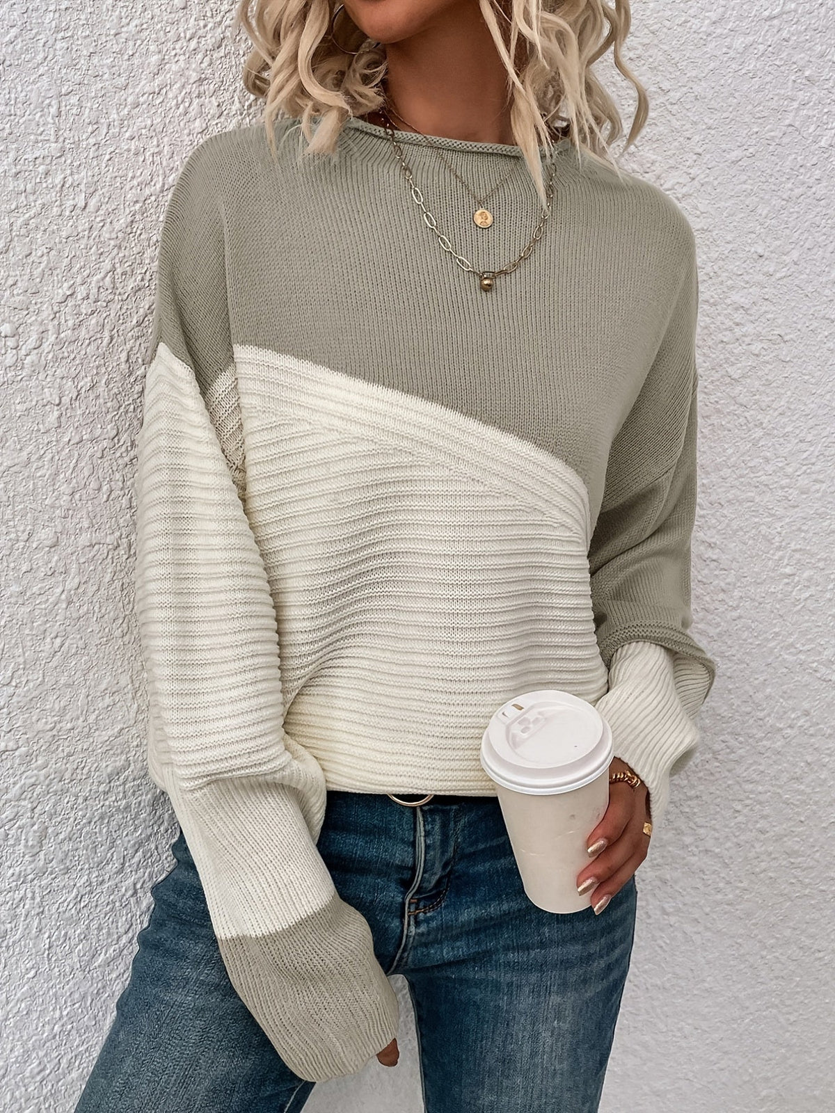 Vue rapprochée de la coupe décontractée du pull femme