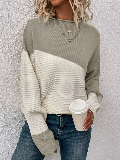 Vue rapprochée de la coupe décontractée du pull femme