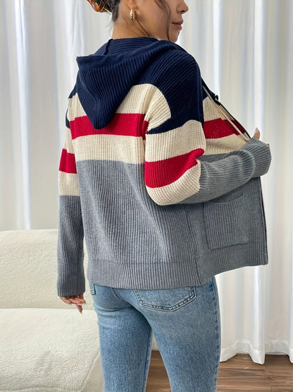 Cardigan femme bicolore porté avec une tenue décontractée