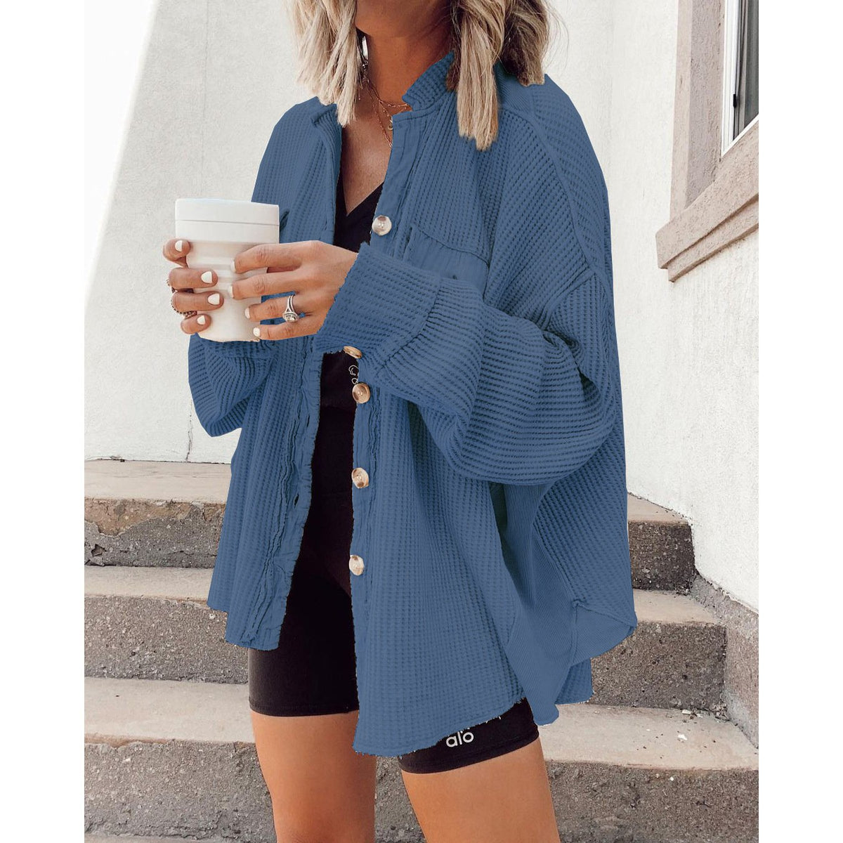 Vue arrière de la veste chemise femme et de sa coupe structurée