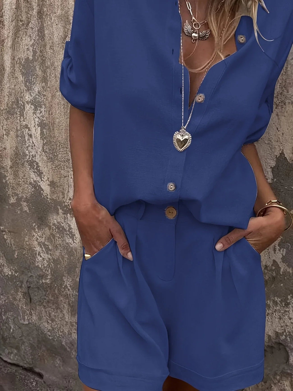 Ensemble femme deux pièces présenté dans un look de vacances