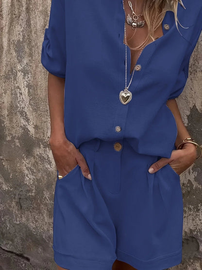 Ensemble femme deux pièces présenté dans un look de vacances