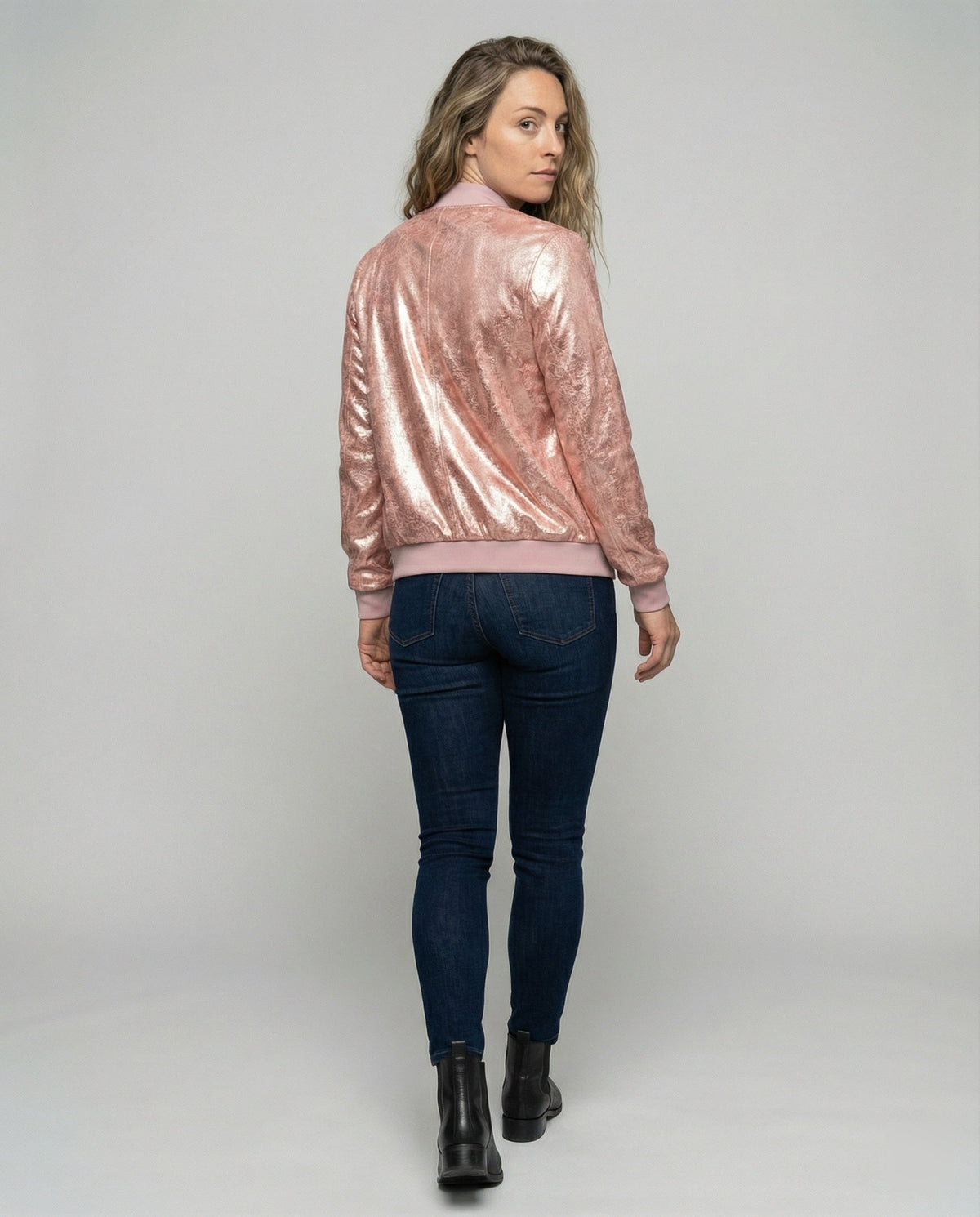 Détail de la veste bomber brillante pour femme